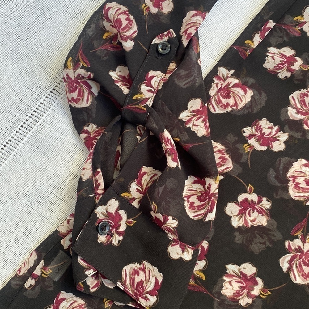 Ann Taylor Factory floral blouse with button and pleated front. - Picture 11 of 15